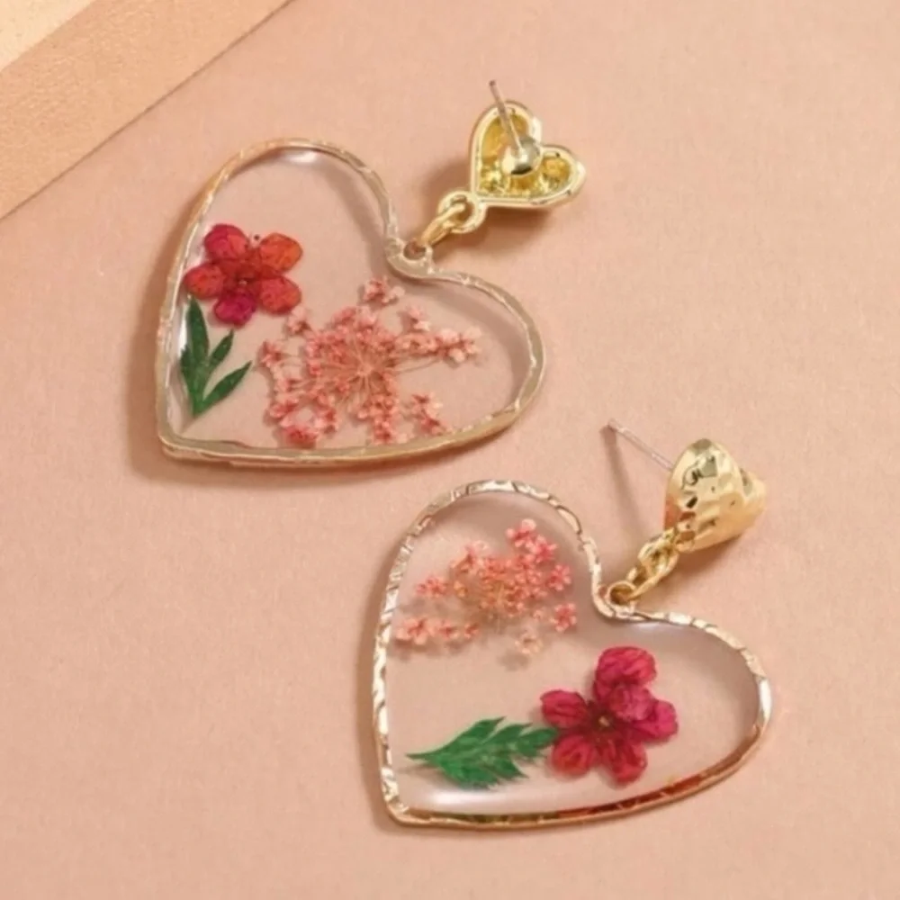 Gold-Rim Heart Shaped Pressed-Flower Earrings BRAND NEW - Picture 3 of 5